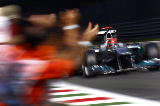 Para aplaudirlo. Los asistentes de pista saludan el paso de Michael Schumacher, que volvió a tener una carrera inspirada en Monza. (Imagen: Prensa Mercedes GP, Glenn Dunbar-LAT Photographic)