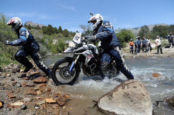 Cruces de río fueron protagonistas en un extenuante día 3 del BMW GS Trophy. (Imagen: BMW Motorrad)