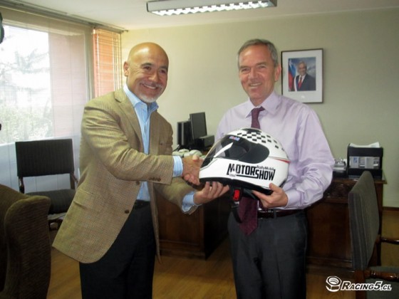 Felipe Horta le hace entrega a Gabriel Ruiz Tagle de un casco oficial del Rally Mobil Motorshow. 