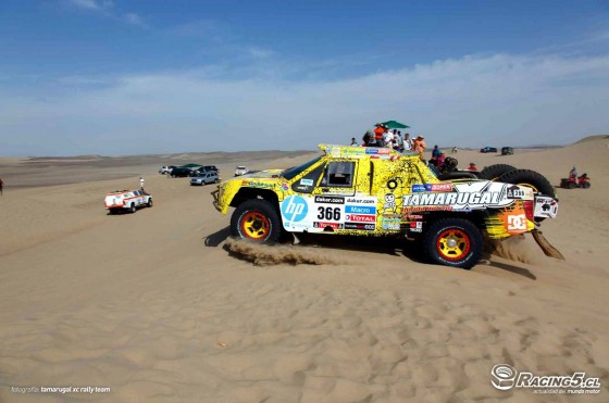 Javier Campillay pasando las dunas. (Imagen: Tamarugal XC)