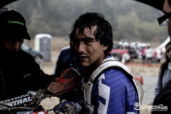 Luciano Villavicencio tuvo que luchar con la mecánica de su moto y resistir fuertes caídas.