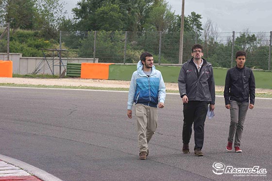 Jorge Bas y su compañero Fernando Madera junto al ingeniero del TCR Motorsport realizando el track walk, primera aproximación al circuito de este fin de semana.