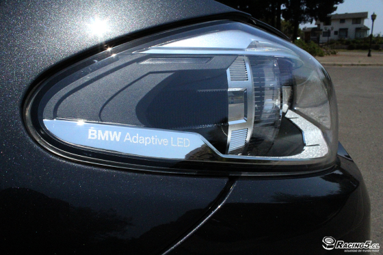 Los ópticos del BMW 550i Premium cuentan con Adaptative LED, sistema que ilumina el camino según donde nos dirigimos.