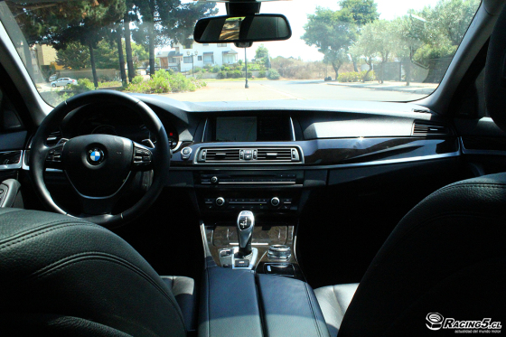 Espacio, confort, lujo y elegancia son las características del interior del 550i Premium.