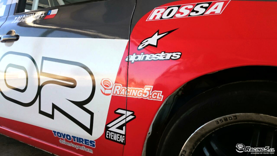 El Equipo OR está compuesto por Tomás Olguín, Ariel Olguín y Patricio Naranjo y sus autos llevan logos de Racing5.cl