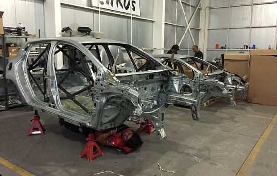 En el taller y trabajando a toda máquina se encuentran los Renault Clio R3-T de los hermanos Israel previo al comienzo de la temporada 2015 del Rally Mobil.