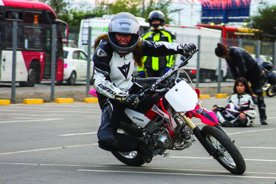 El curso apunta al mejoramiento de las técnicas de conducción en pista y ruta y en orientar a las mujeres que serán parte de la nueva Monomarca Femenina del Campeonato Chileno de Velocidad, a partir del mes de mayo.