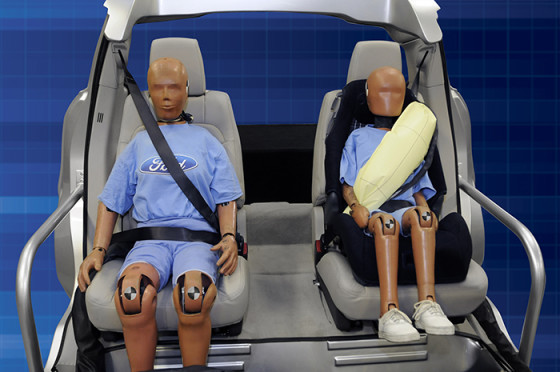 Ford ha desarrollado un innovador sistema que combina el cinturón de seguridad tradicional con una especie de airbag proporcionando mayor superficie de contacto en caso de accidente.