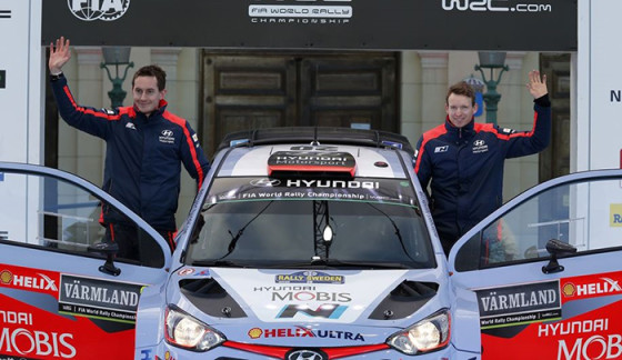 Kevin Abbring y Sebastian Marshall en el Rally de Suecia cuando compitiedon en el auto de Hayden Paddon.