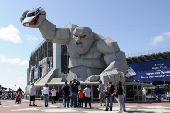 La mascota Miles The Monster recibirá a la afición en el Dover International Speedway