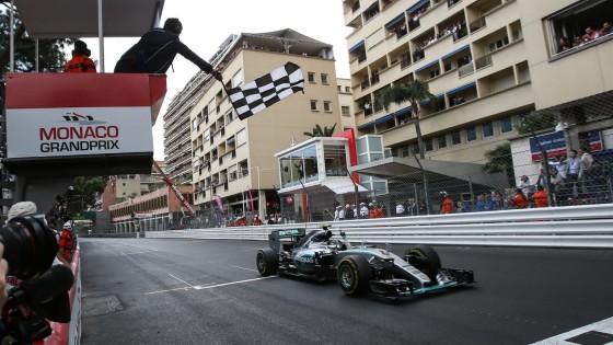 Nico Rosberg triunfó por tercera vez consecutiva tras un error de estrategia de su propio equipo que relegó a Lewis Hamilton a la tercera posición. (Fotografía: F1.com)