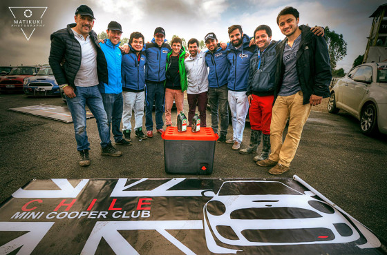 Más que un club de automóviles el MINI Cooper Club Chile se define como un gran grupo de amigos. (Fotografía: Matikuki)