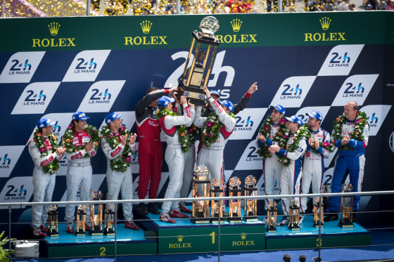 Marcel Fässler, André Lotterer y Benoît Tréluyer levantando el trofeo de ganadores durante la ceremonia del podio. Las 24 Horas de Le Mans 2014