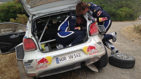 Mikkelsen ,del equipo Volkswagen , trabajando en la rueda trasera. Italia 2015