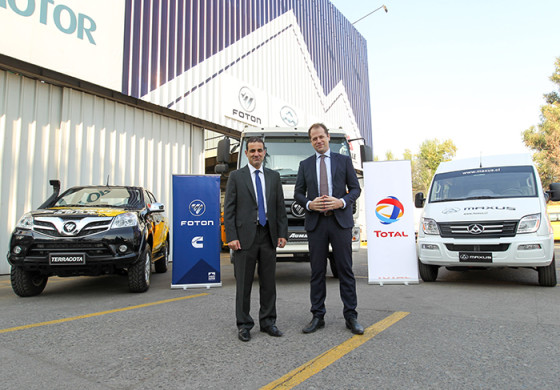 Jorge Greene, gerente general Andes Motors y Marin de Montbel, director general TOTAL Chile.