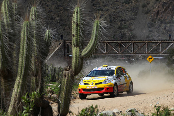 Cristobal Ibarra del equipo Renault se quedó con la primera posición de la categoría R3B (Fotografía: Max Montecinos / Rally Mobil