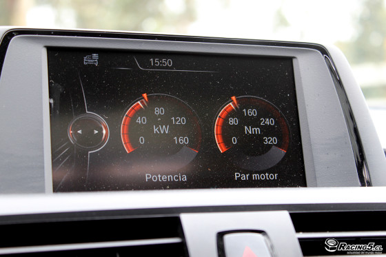 Independiente del modo de manejo seleccionado se puede optar a la visualización de relojes digitales deportivos que muestran en tiempo real el toque y potencia desplegados por el vehículo.