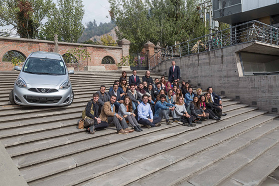Estudiantes y profesores junto a Robert Bauer y miembros de Nissan Chile
