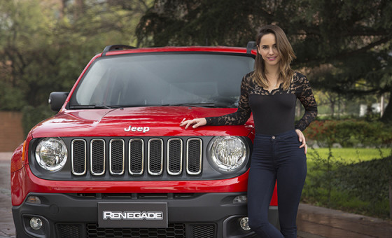 Juanita Ringeling junto a su nuevo Jeep Renegade.