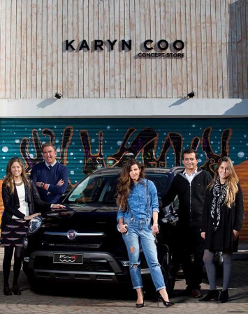 La diseñadora Karyn Coo junto a su Fiat 500X y los ejecutivos de Fiat Laura Contreras, Nicholas Parkes, Claudio Campos y Francisca Mingo.