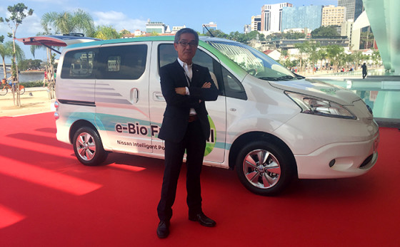 Kazuhiro Doi, Director Global de la Alianza y Vicepresidente de la división de desarrollo de Nissan junto a la e-NV200 equipada con la tecnología e-Bio Fuel Cell.