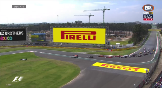 El momento de la primera polémica de la carrera cuando Hamilton seguía de largo en la primera curva. Imagen gentileza de Fox Sports Australia/FOM