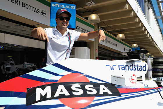Massa posando junto al Williams FW38 con una decoración especial en su honor, en lo que había sido su último Gran Premio de Brasil hasta ahora. Foto gentileza de Williams Racing.