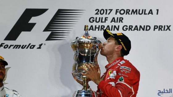 Sebastian Vettel besando el trofeo del primer lugar. Foto gentileza de Sutton Images. 