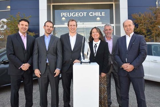 El equipo Peugeot Chile junto al galardón como Mejor Filial del Mundo del Grupo PSA.