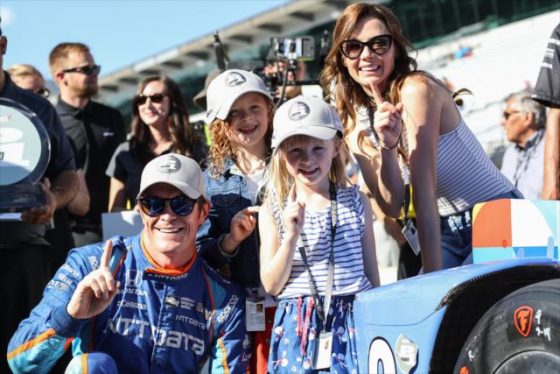 Scott Dixon junto a su esposa Emma y sus hijas Tilly y Poppy. Foto gentileza de IndyCar Media/Joe Skibinski.