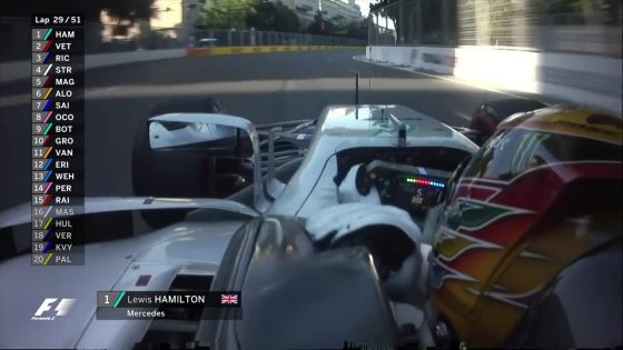 Hamilton tratando de acomodar su reposacabeza durante las rectas del circuito de Baku. Imágenes gentileza de Formula One Management