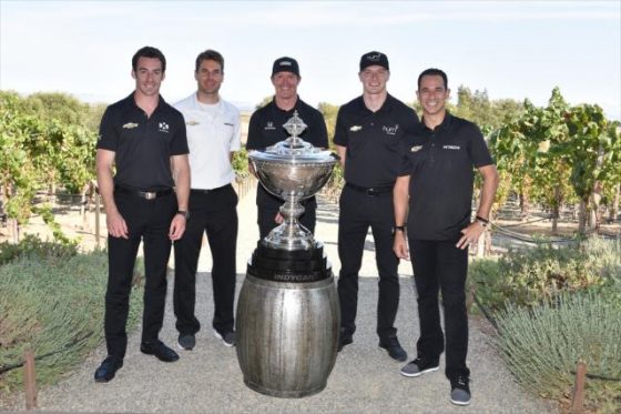 De izquierda a derecha: Simon Pagenaud, Will Power, Scott Dixon, Josef Newgarden y Helio Castroneves junto a la Astor Cup. Foto gentileza de IndyCar Media. 
