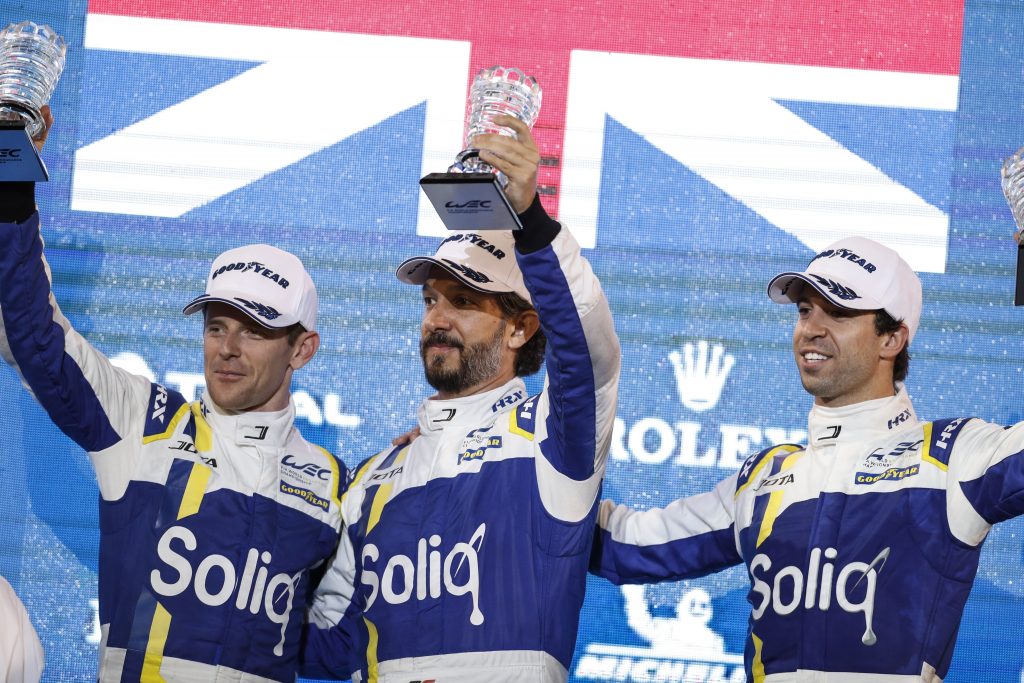 De izquierda a derecha: Davidson, González y da Costa en el podio en Bahréin (Imagen: RGV Media)